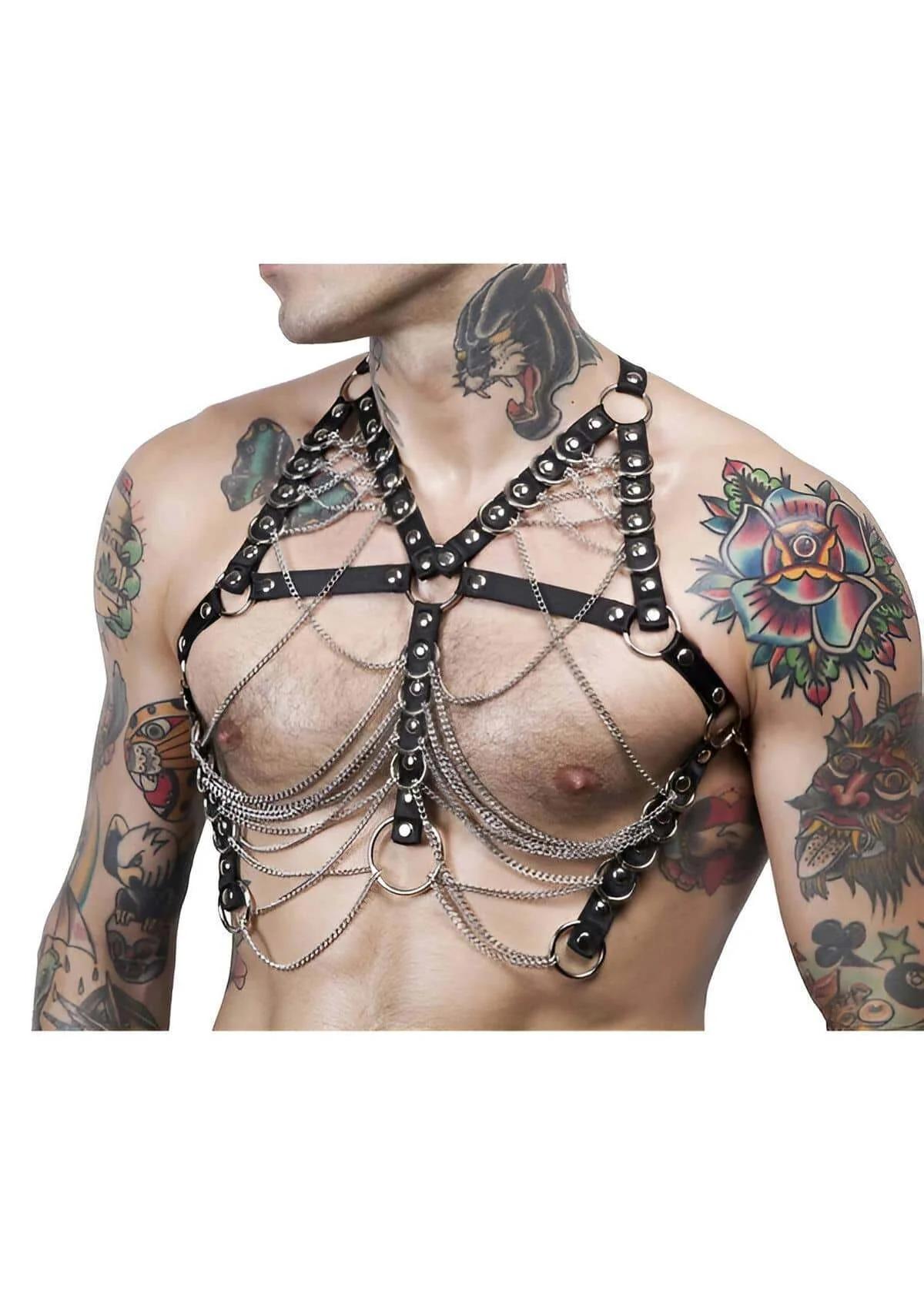 Siyah lastik erkek harness gümüş metal zincirler göğüs hattında drapeli görünüm