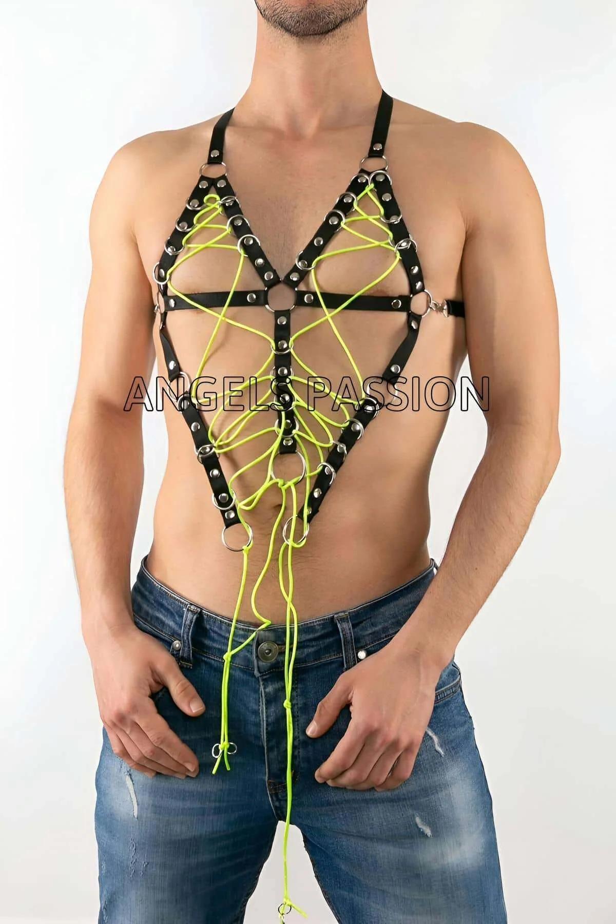Neon sarı lastik erkek harness omuz ve göğüs çapraz bant detayı gümüş top perçinler