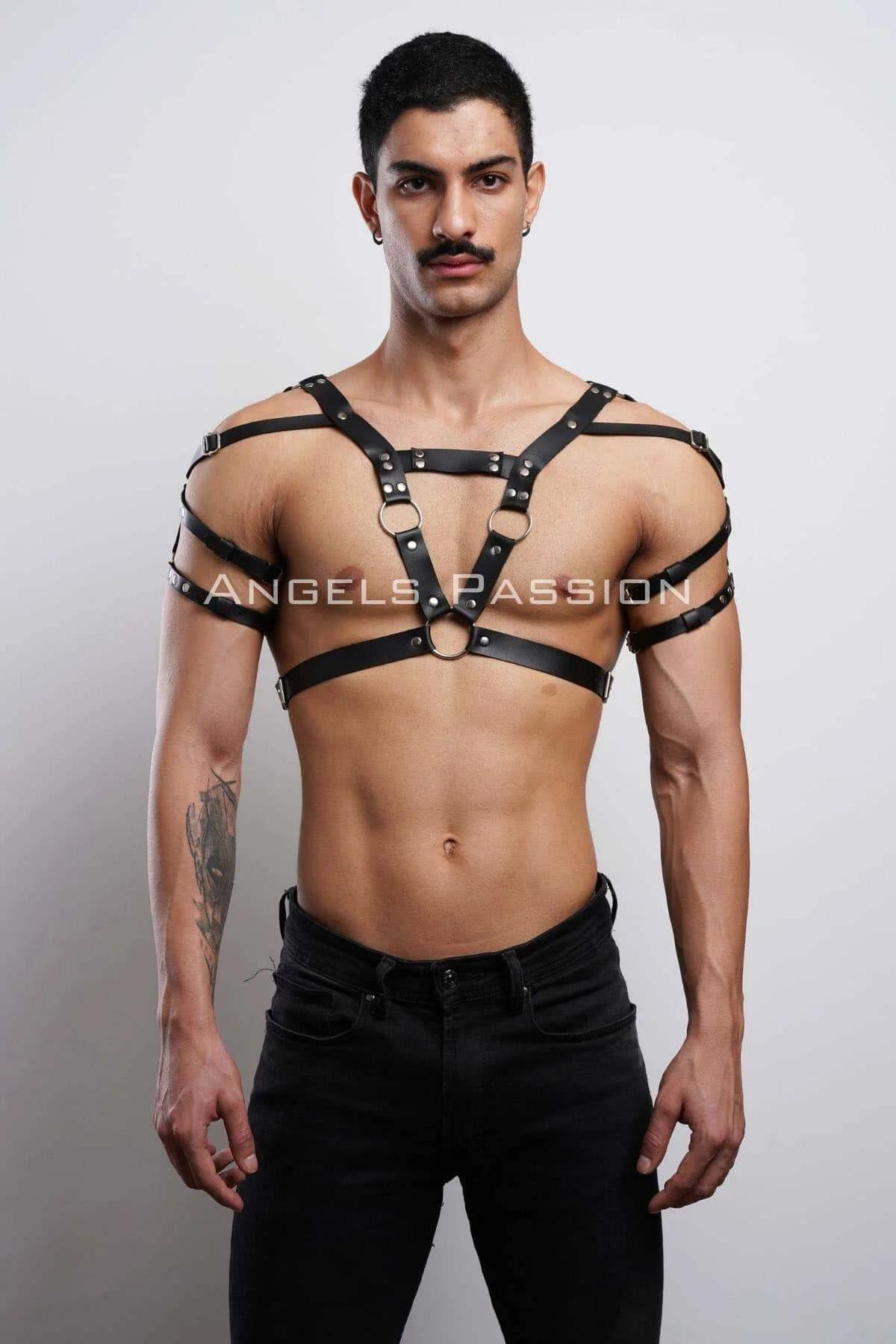 siyah erkek harness siyah pantolon kombinasyonu festival kıyafeti yan açı görünüm