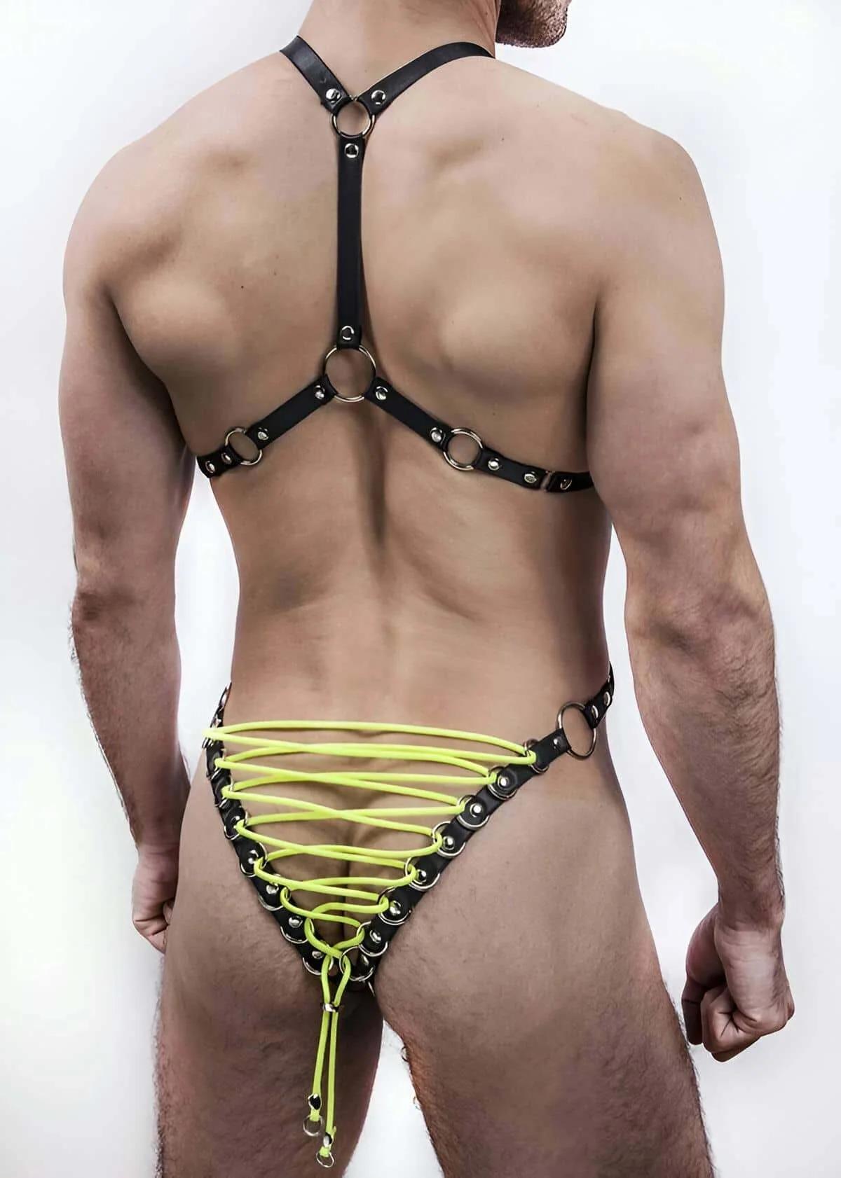Siyah deri harness göğüs bölümü gümüş metal O-halka ve üçgen şerit yapısı erkek