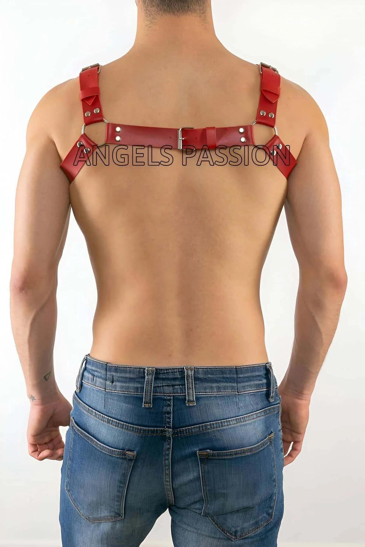 kırmızı PU deri erkek harness gümüş metal toka ve perçin yakın plan detay