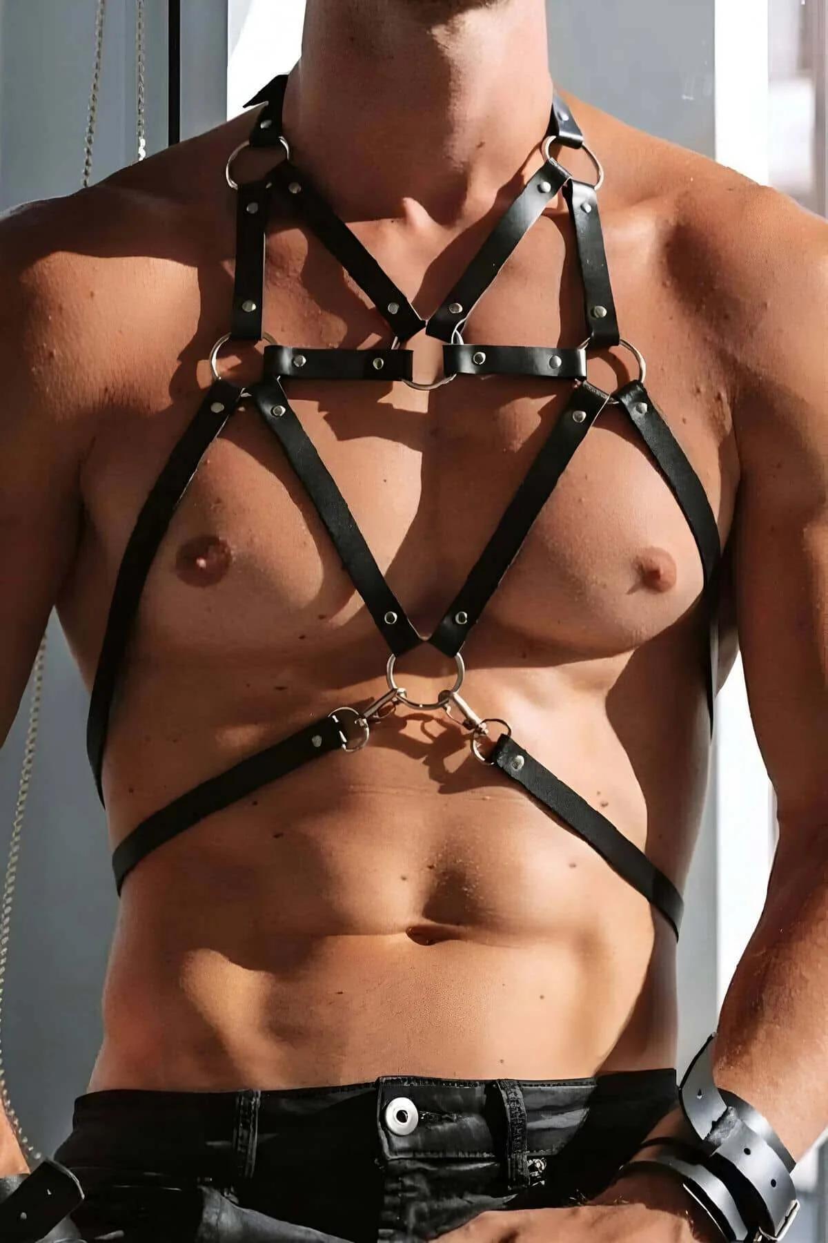 erkek harness siyah suni deri şeritler altın toka detayı önden görünüm