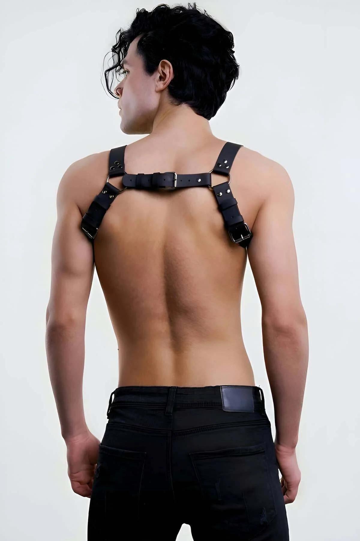 Erkek siyah PU deri harness merkez perçin ve bronz O-ring yakın çekim