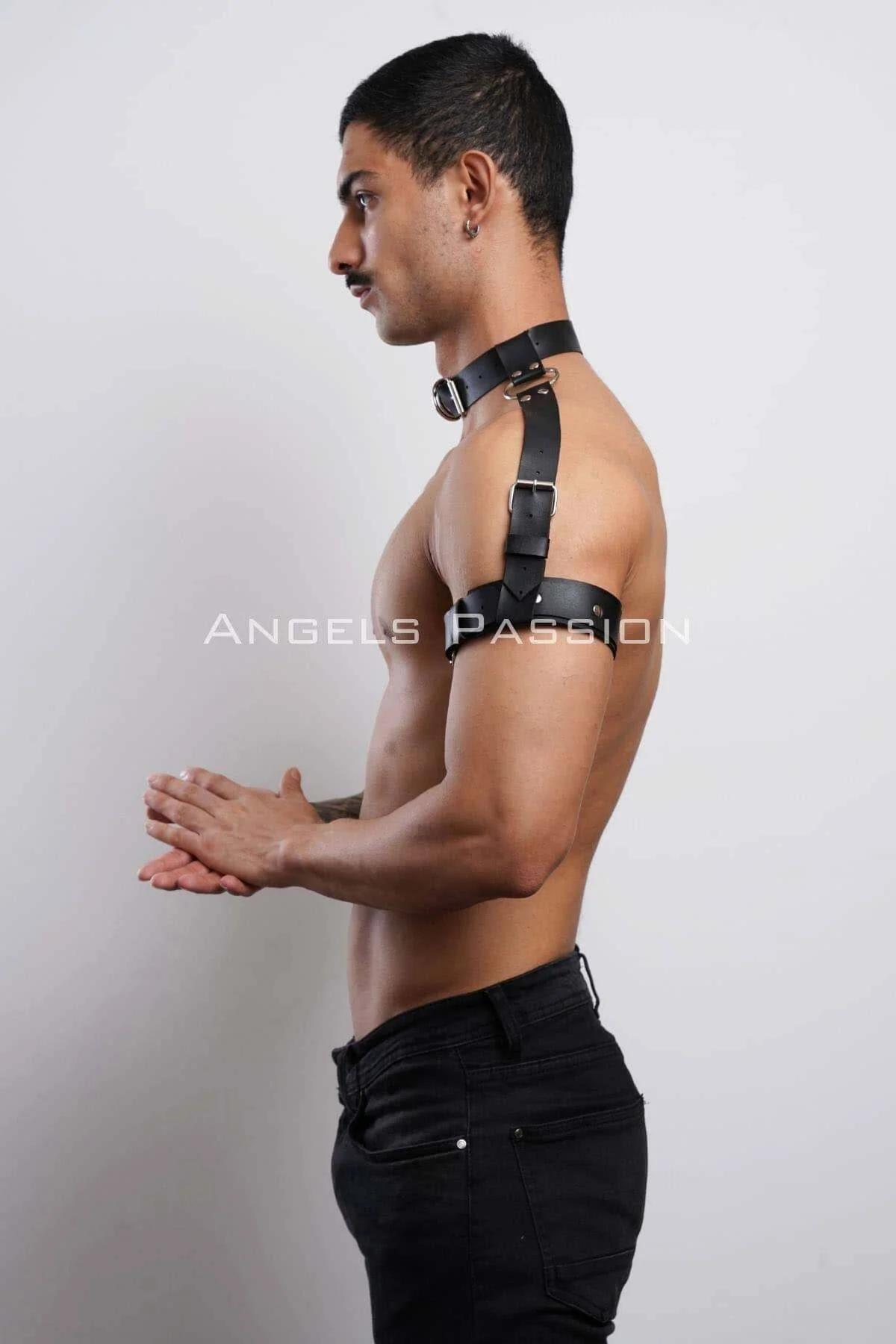 siyah erkek harness gümüş metal toka ve ayarlanabilir deri kayış detay
