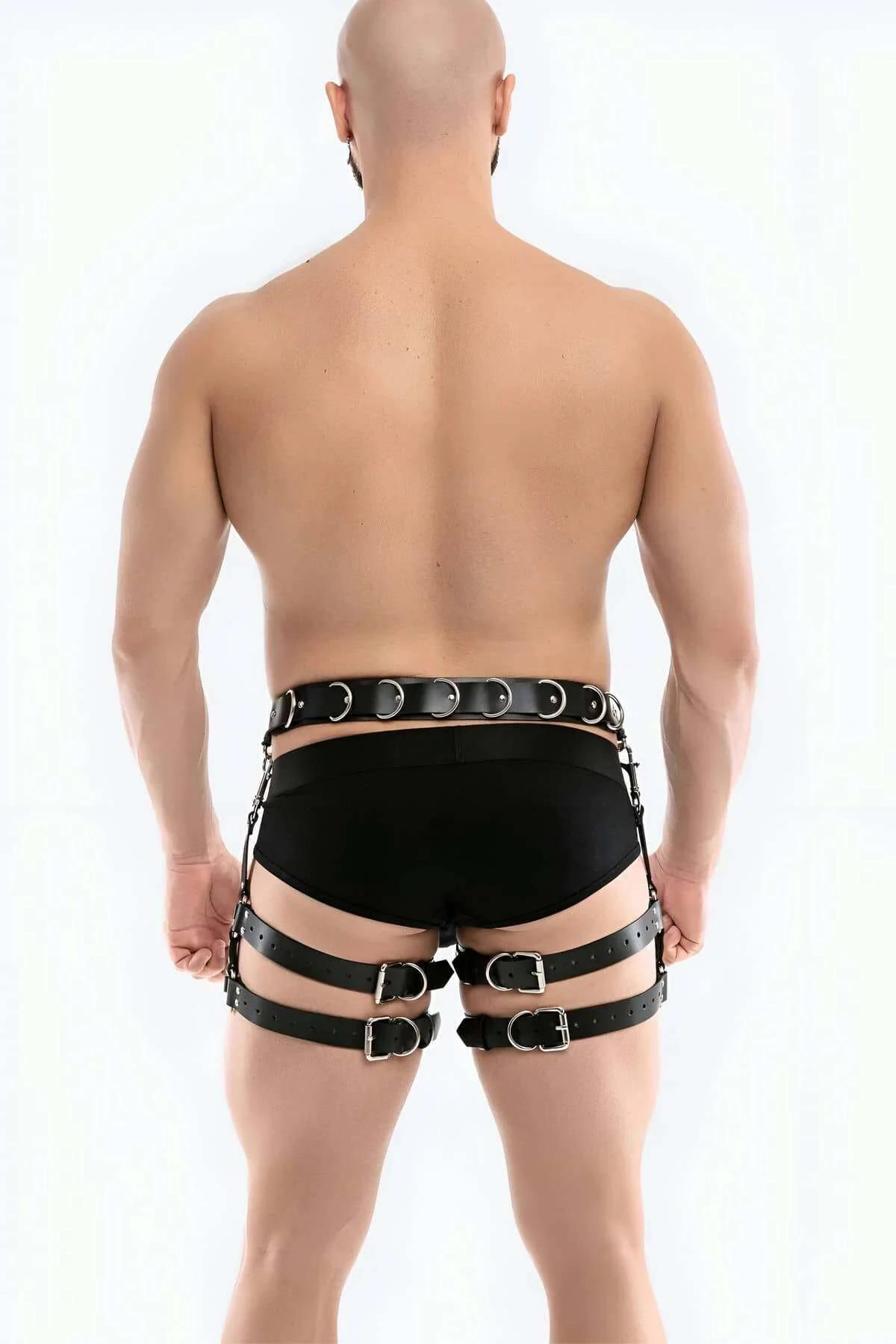 siyah vegan deri erkek harness bel toka detayı yakın çekim perçin ve D-ring donanım