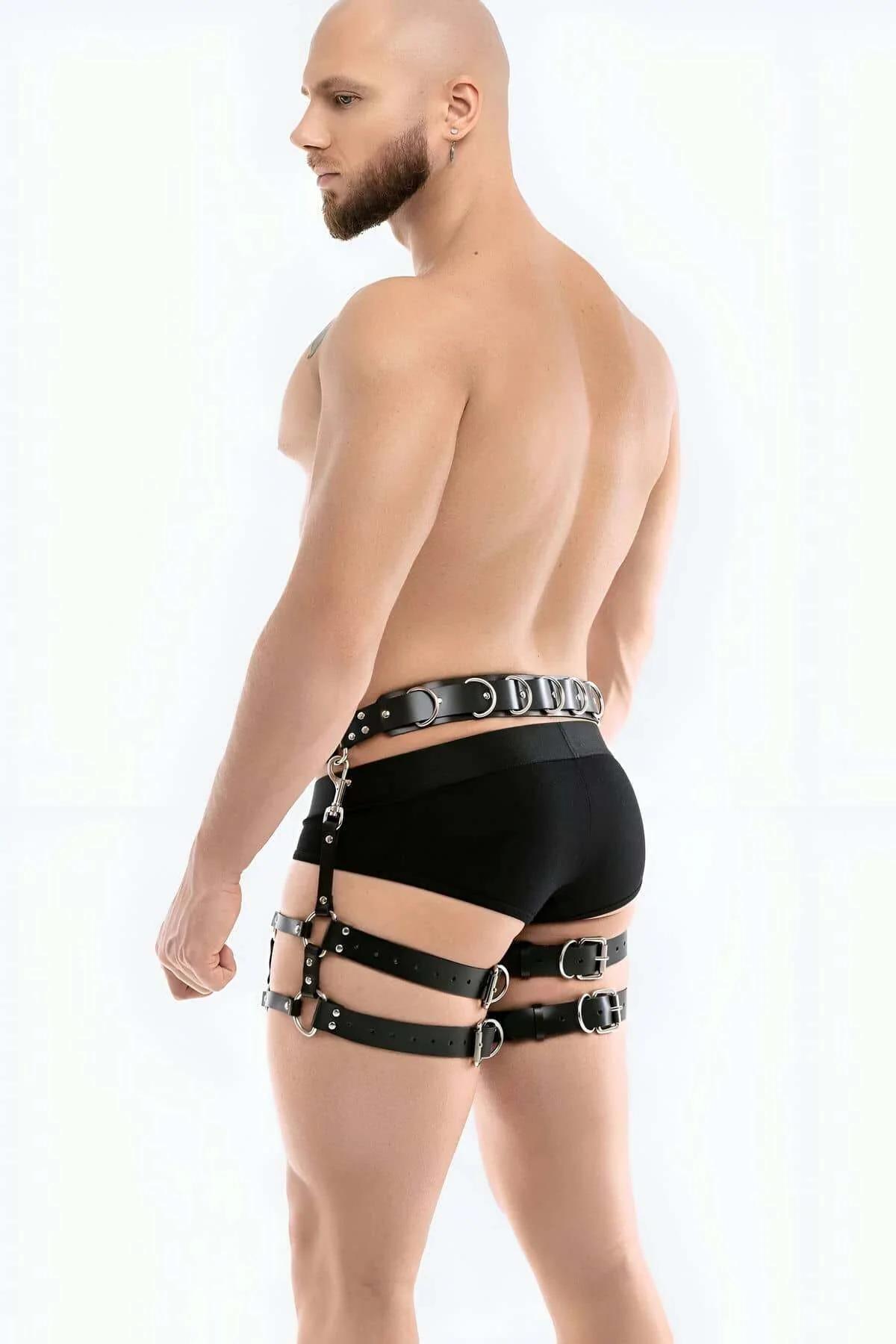 bel ve uyluk kayışlı erkek harness arka görünüm siyah kayış metal halka detayı