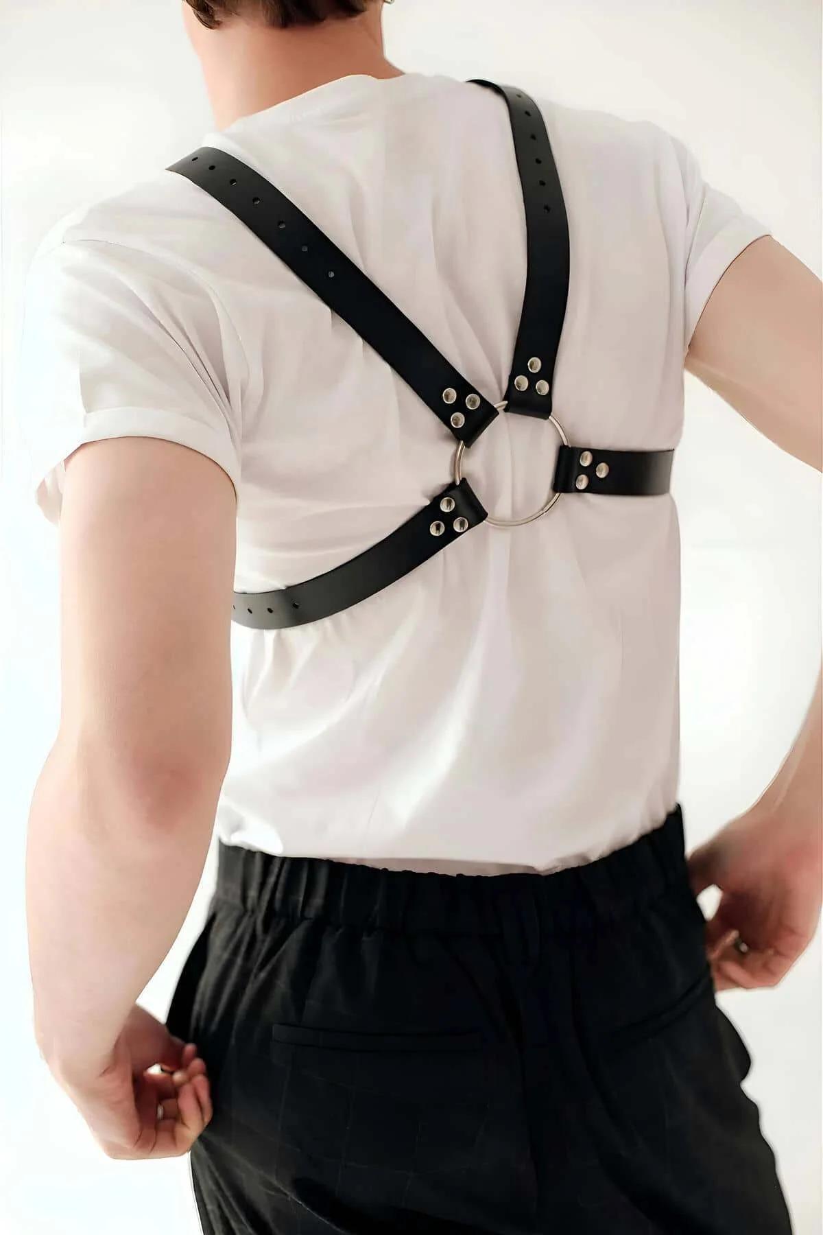 Çift sıra gümüş zincir detay, siyah erkek harness bel bölgesi yakın çekim