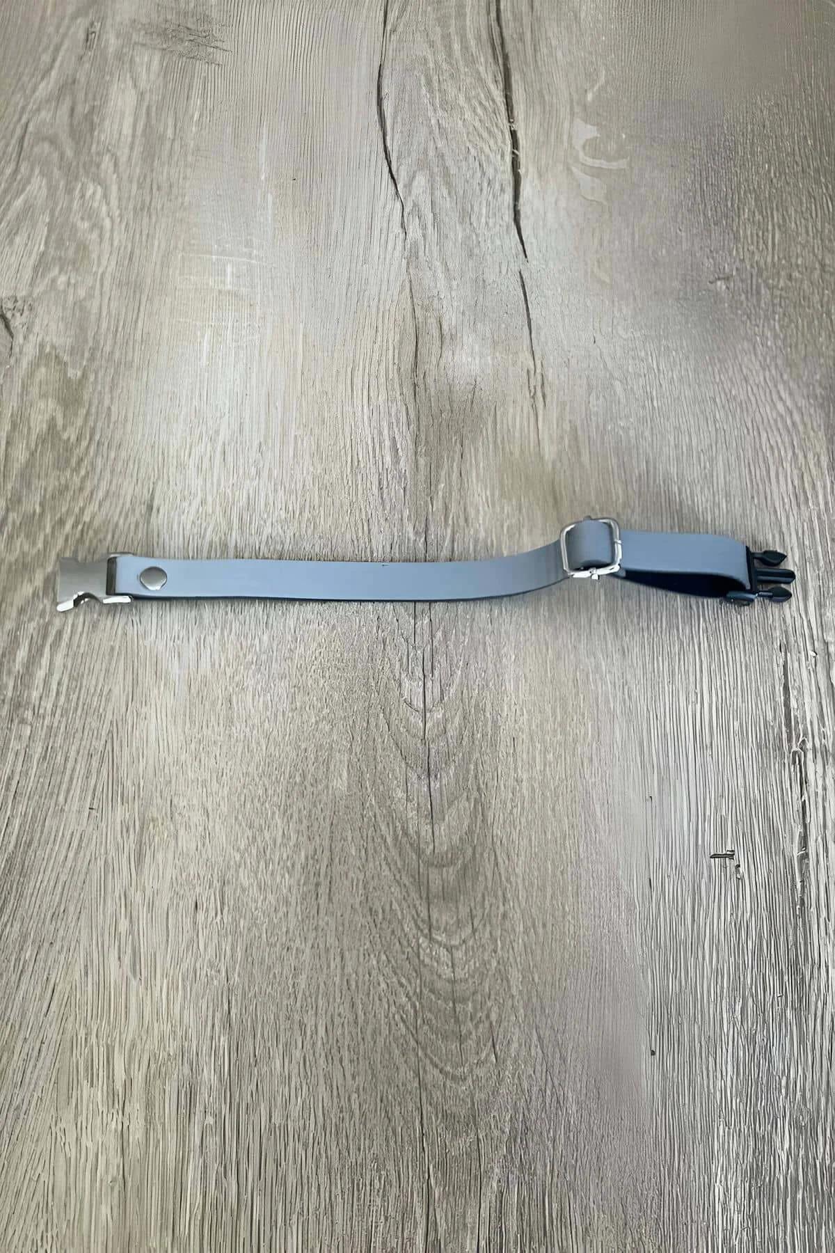 Gri reflektörlü kedi tasması gümüş kelebek toka yakın çekim detayı