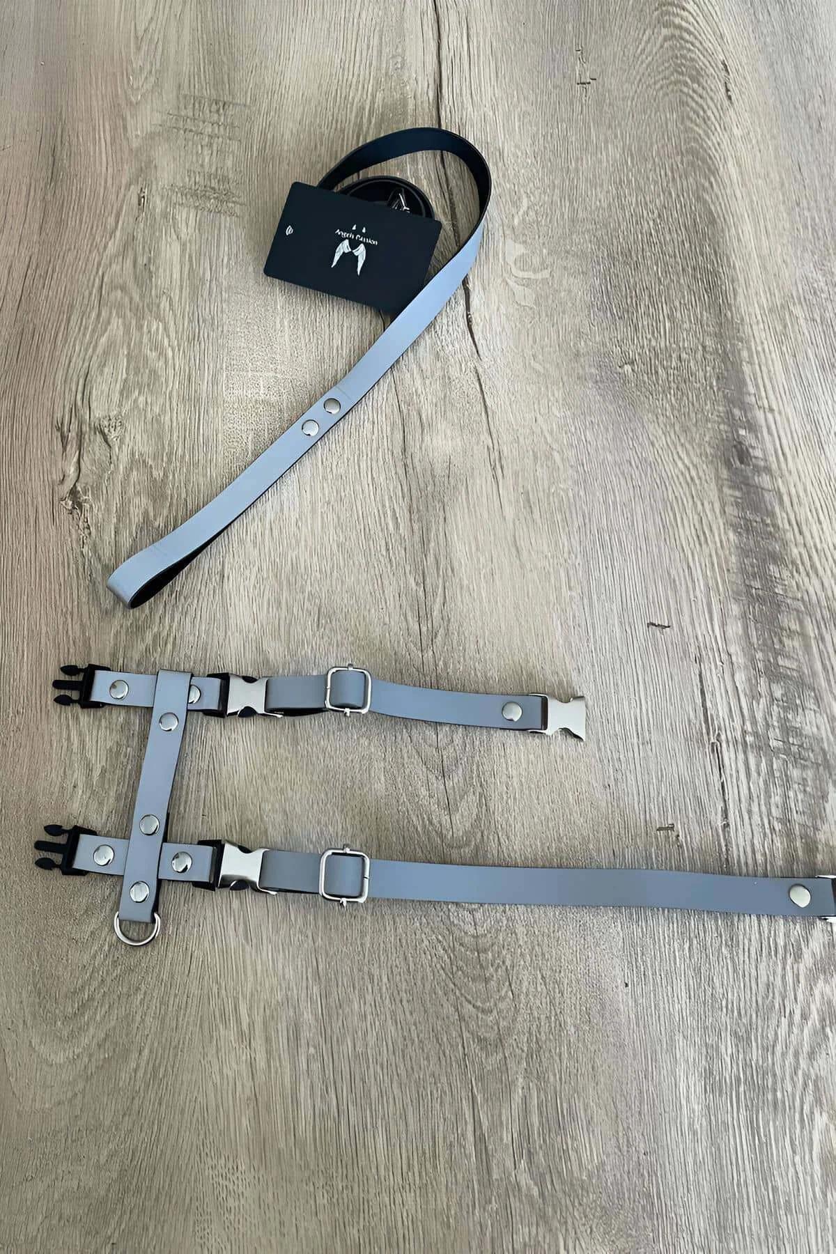 Siyah naylon bantlı beyaz yansıtıcı şeritli kedi tasması metal toka detayı