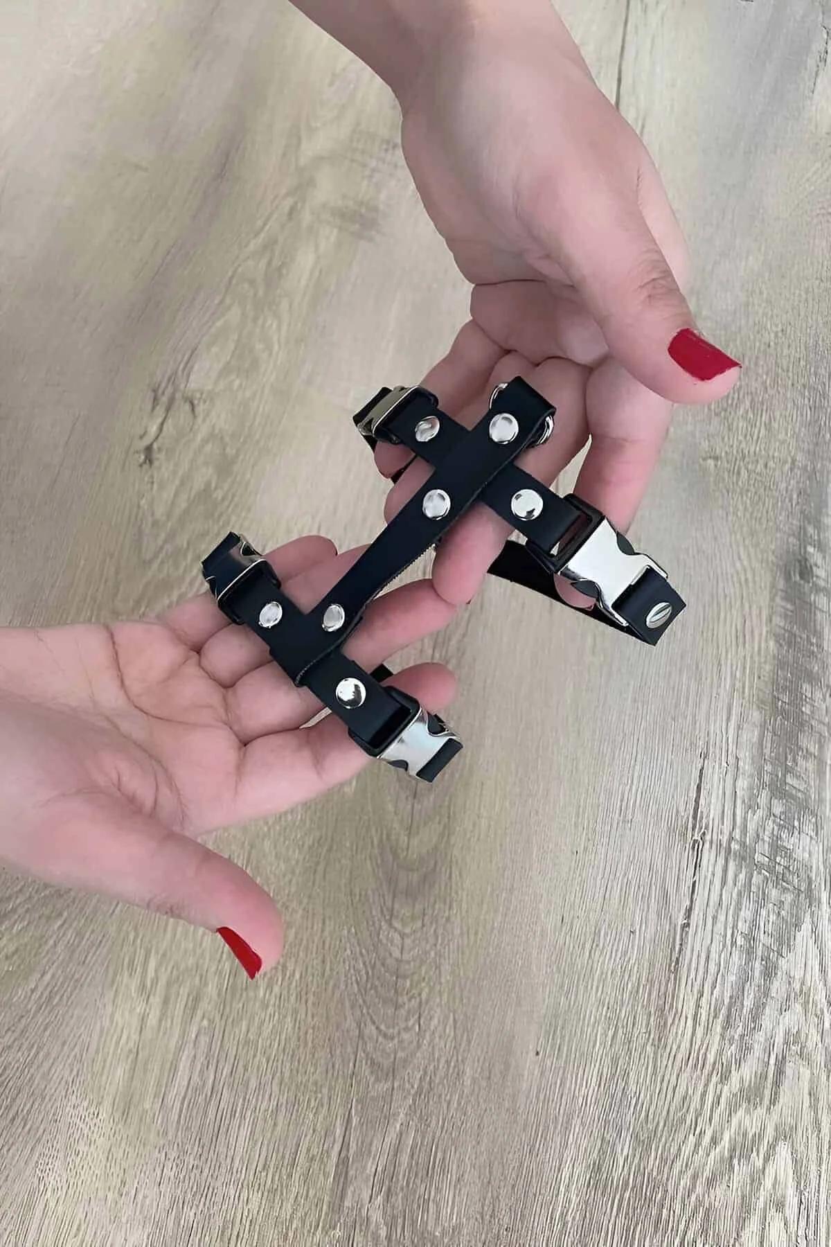 Tekir kedi siyah suni deri harness ve gezdirme kayışı dış mekan kullanımı