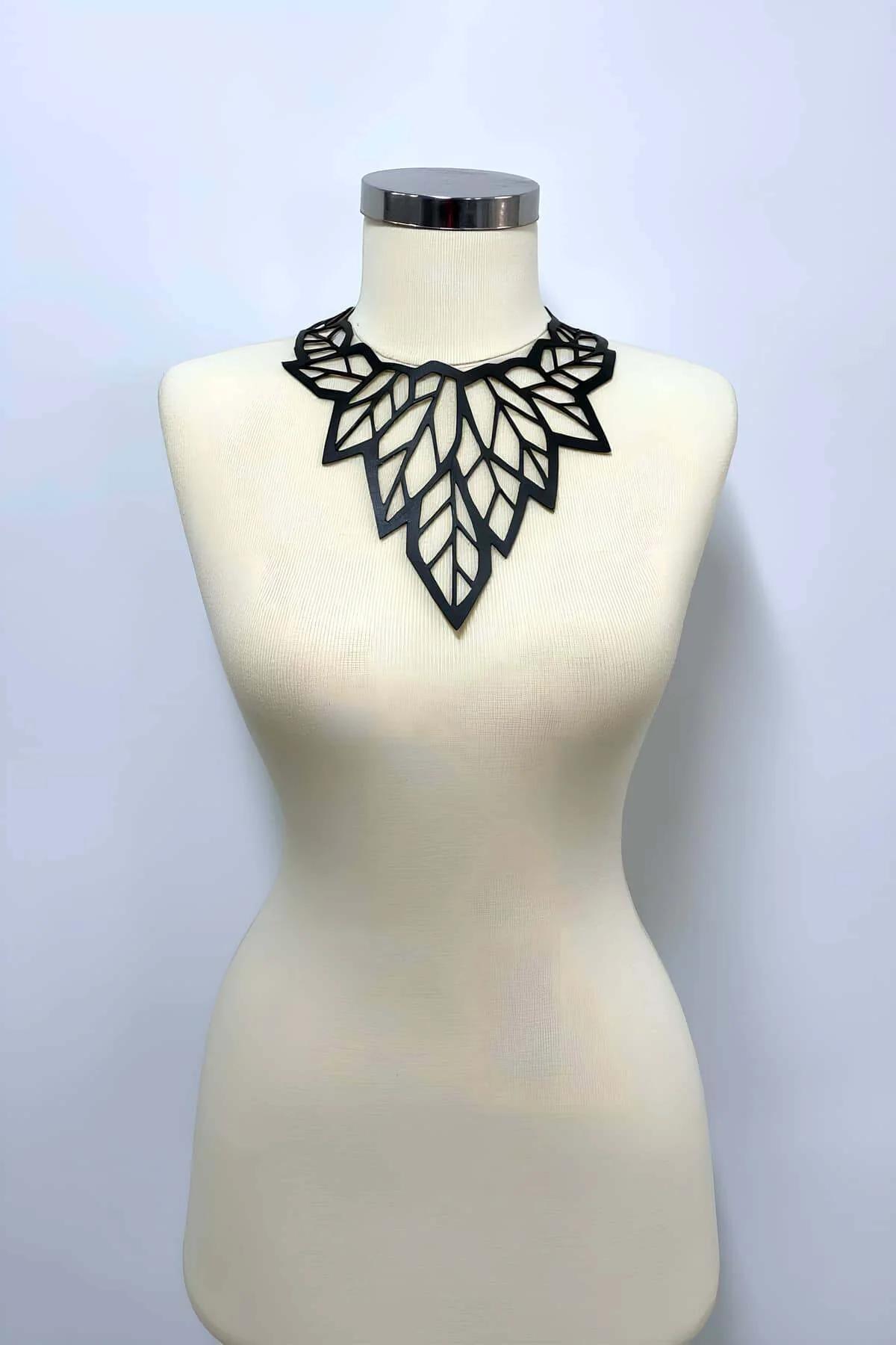 Lazer Kesim Yaprak Desenli Deri Choker, Deri Kolye - APFT1417