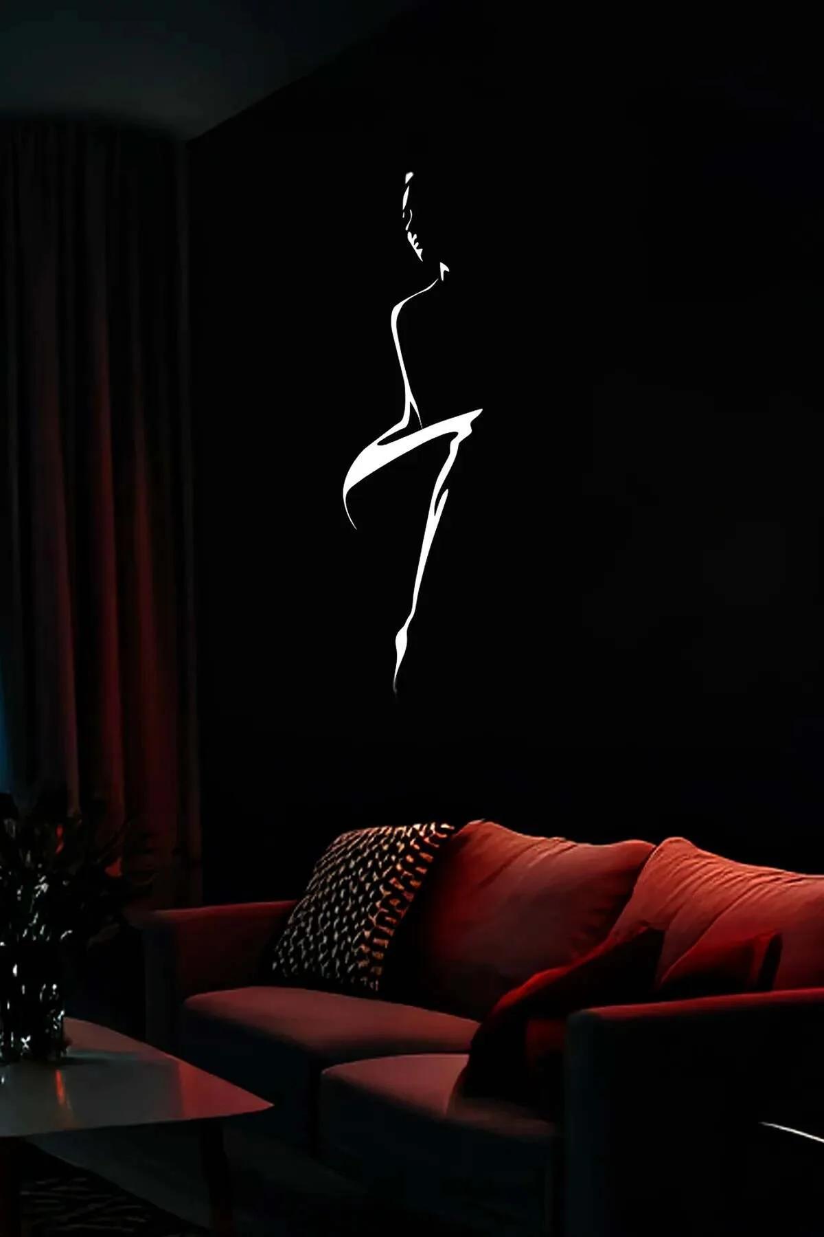 siyah mat deri zemin üzerinde beyaz reflektörlü kadın silüeti duvar sanatı tablosu dikey format