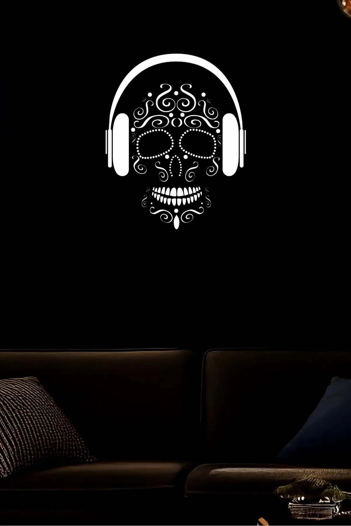 Siyah suni deri üzerine beyaz reflektörlü kulaklıklı Sugar Skull kuru kafa duvar tablosu