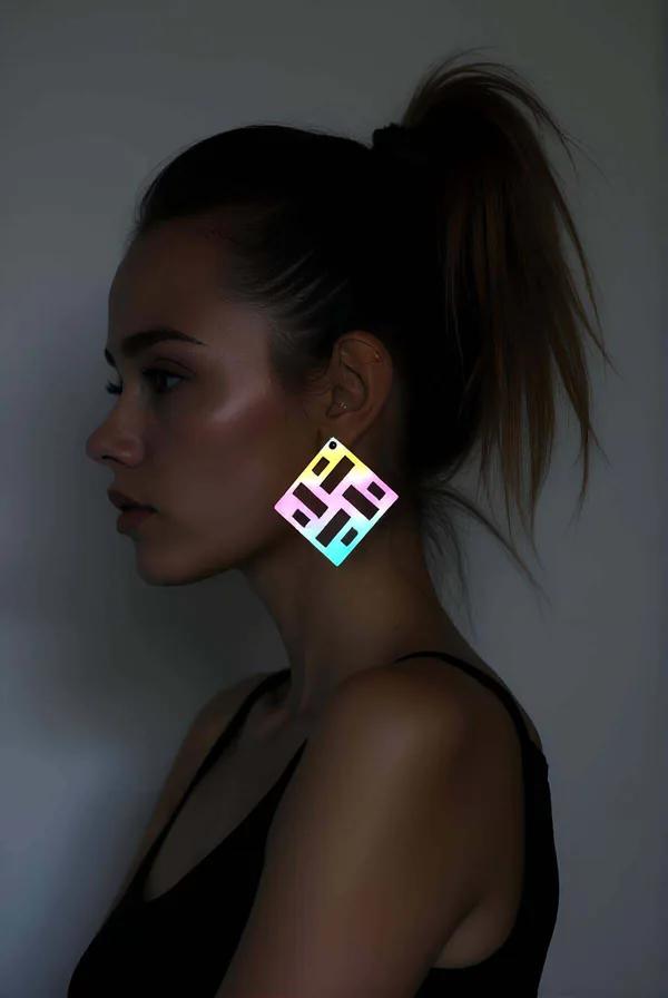 Gökkuşağı reflektörlü kare küpe holografik pastel pembe mavi sarı lazer kesim geometrik ızgara deseni