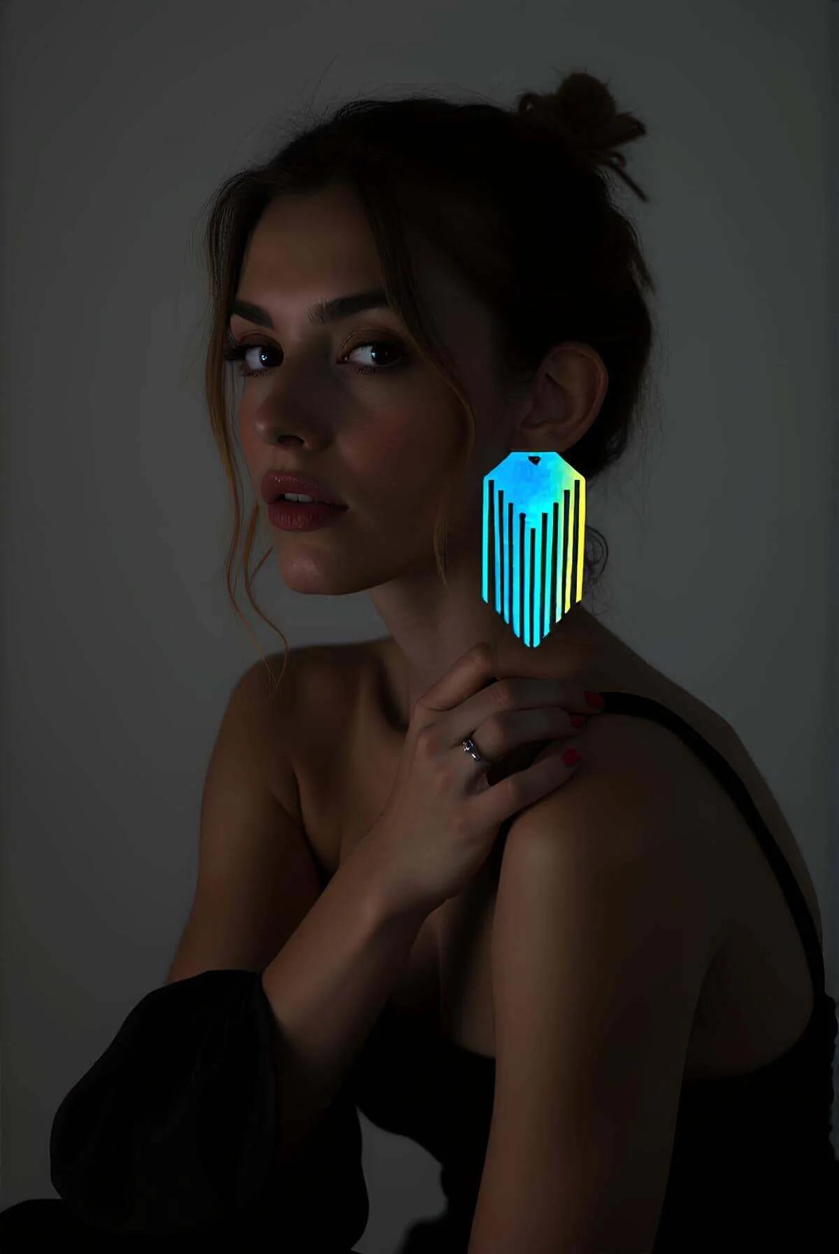 Rainbow holografik lazer kesim geometrik küpe mavi yeşil turkuaz renk geçişli büyük boy akrilik aksesuar