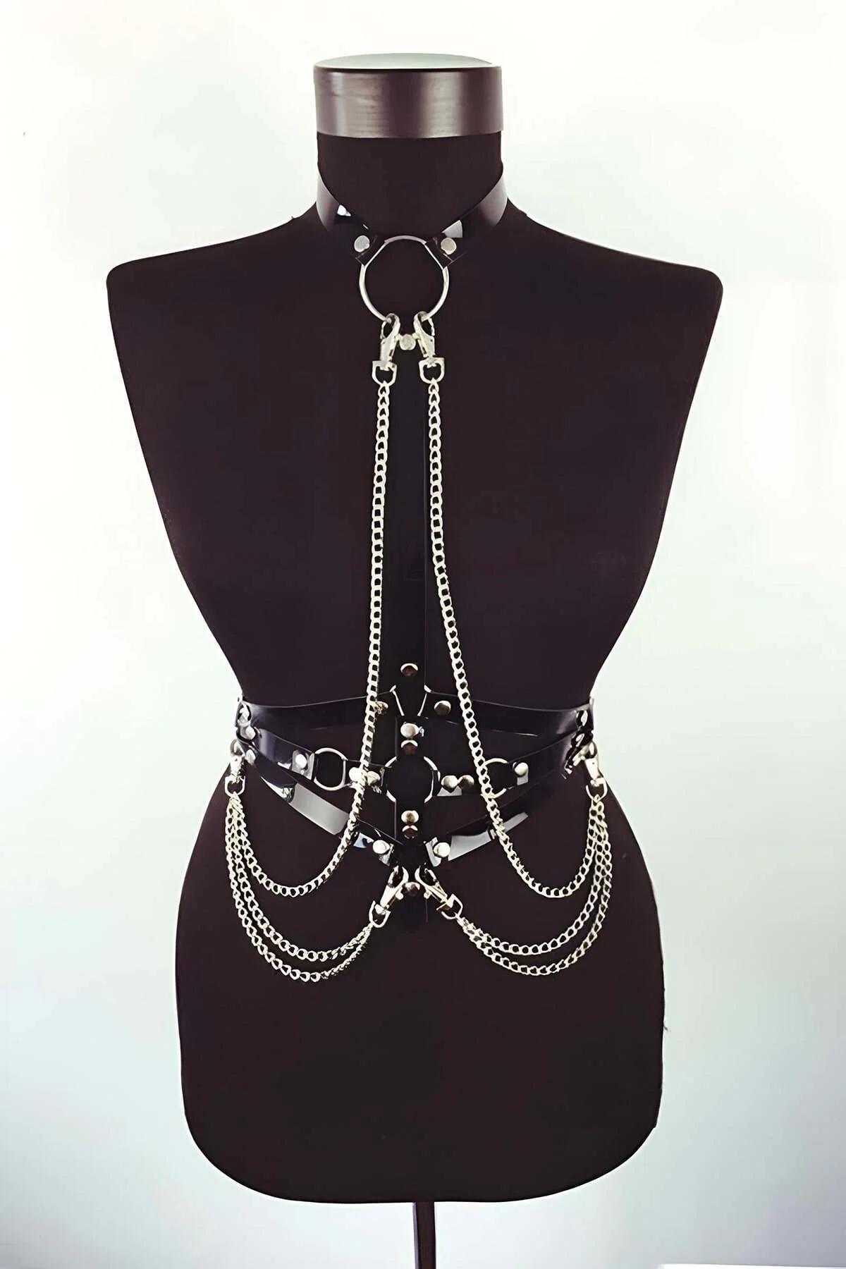 Siyah suni deri beden harness gümüş metal zincirler ve O-ring boyun halkası detaylı, manken üzerinde
