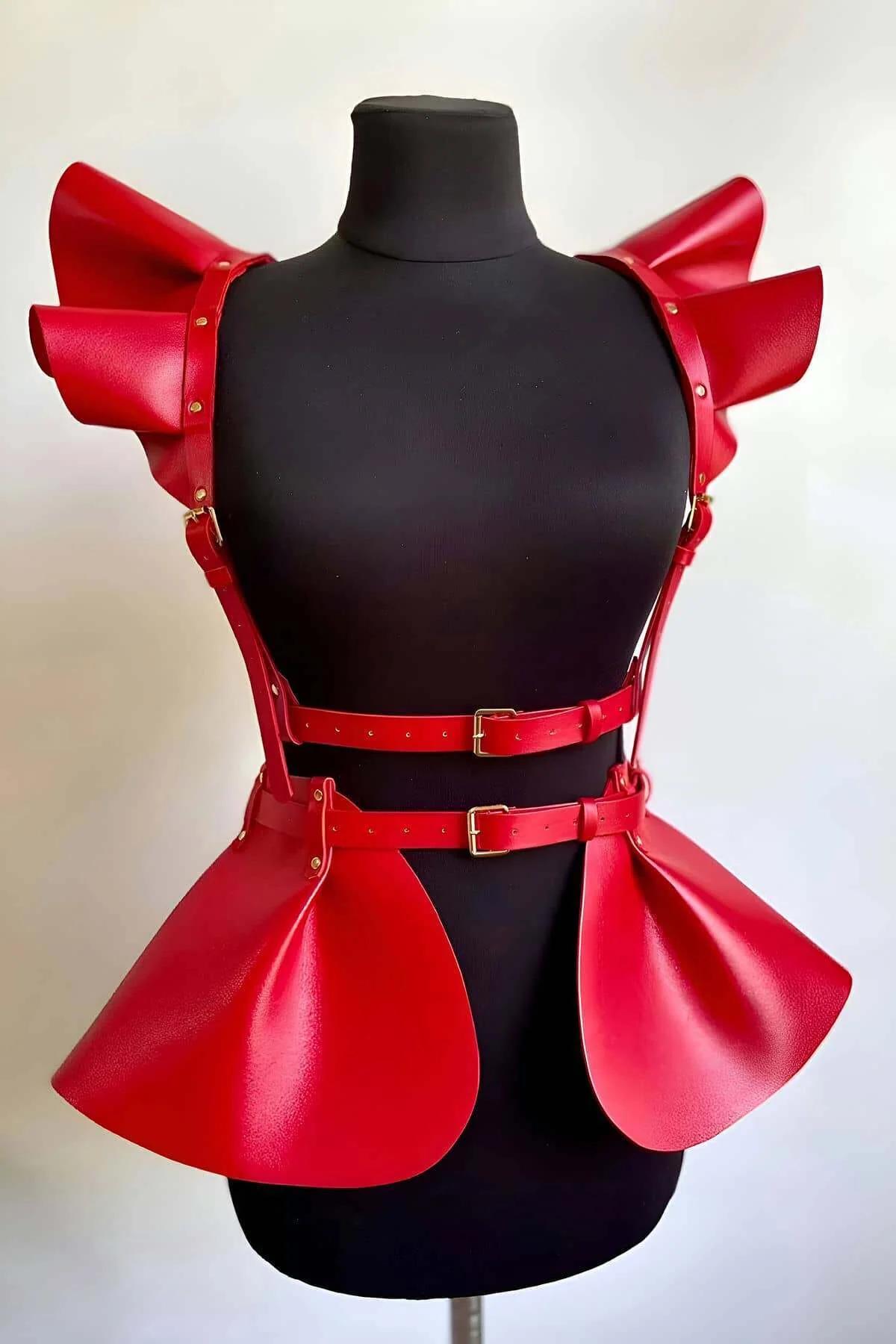 kırmızı suni deri fırfır omuzlu peplum kemer harness altın toka detaylı manken üzerinde