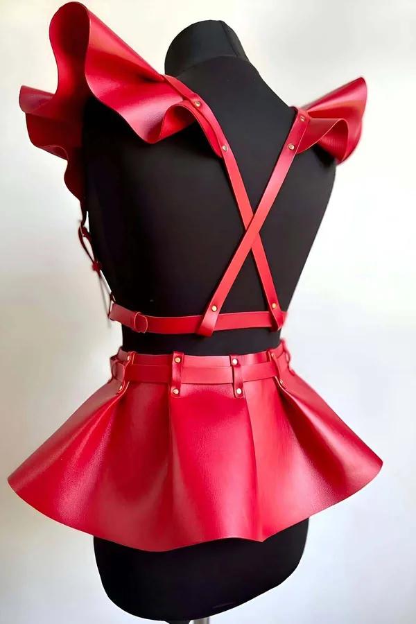 kırmızı suni deri fırfır omuzlu peplum kemer harness altın toka detaylı manken üzerinde