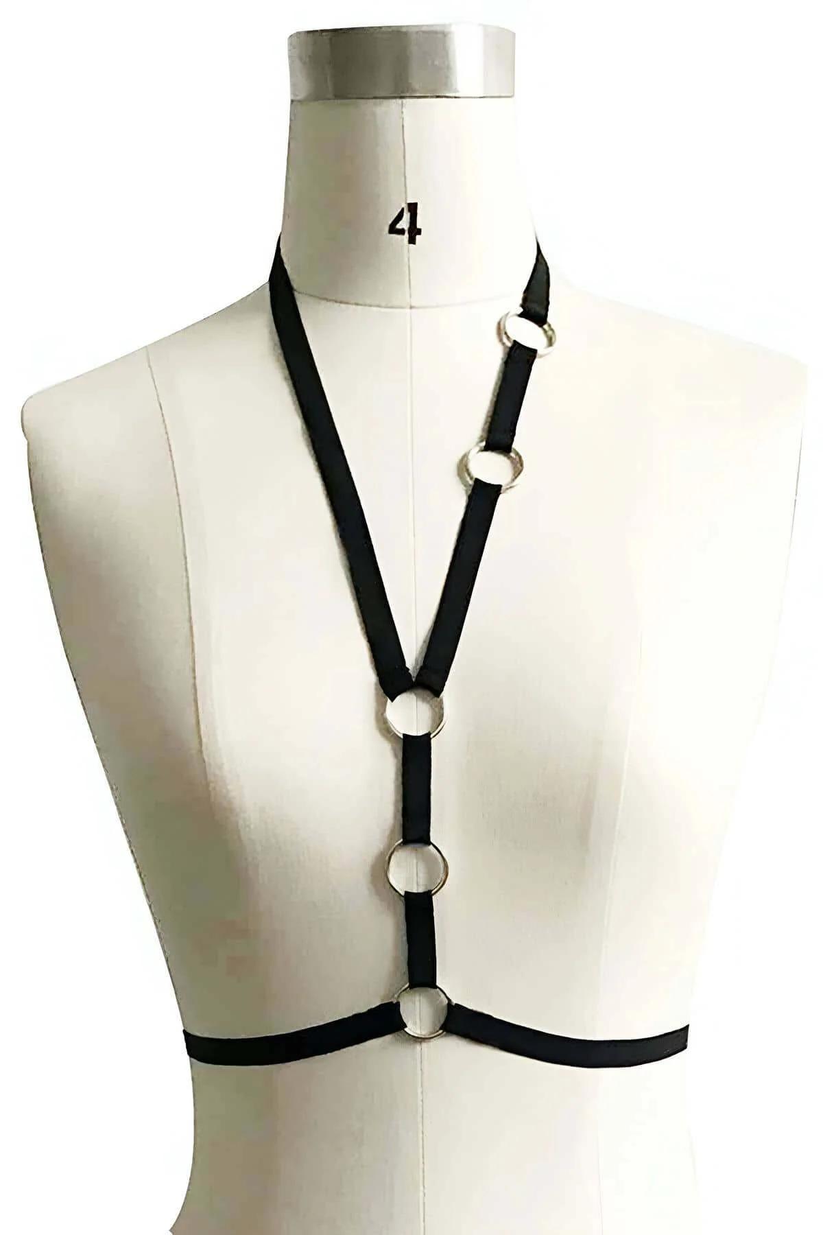 Siyah lastik bantlı O halka detaylı göğüs harness, 4 gümüş metal halka merkez hattında, manken üzerinde