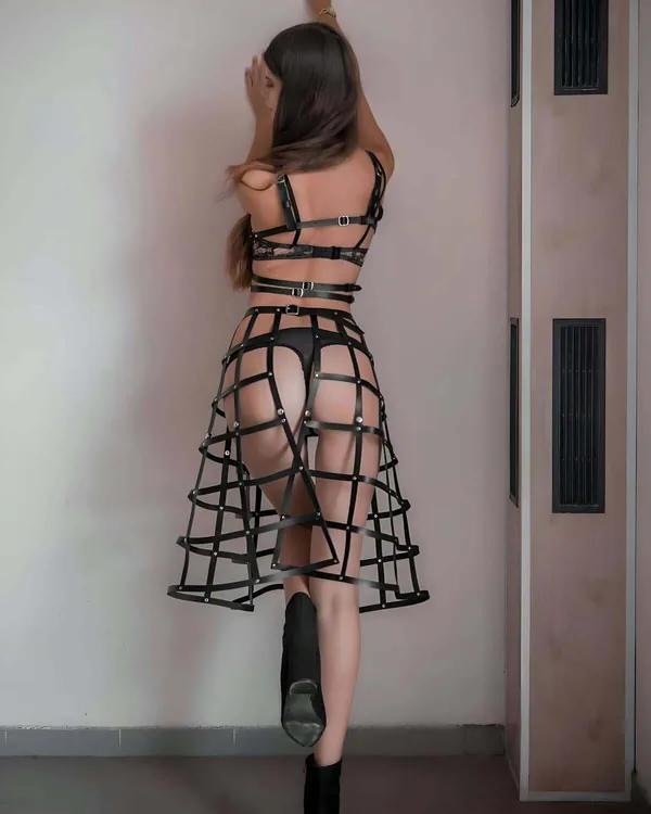 Siyah suni deri kafes bralet ve midi etek takımı gümüş perçin detaylı açık iskelet şerit tasarım
