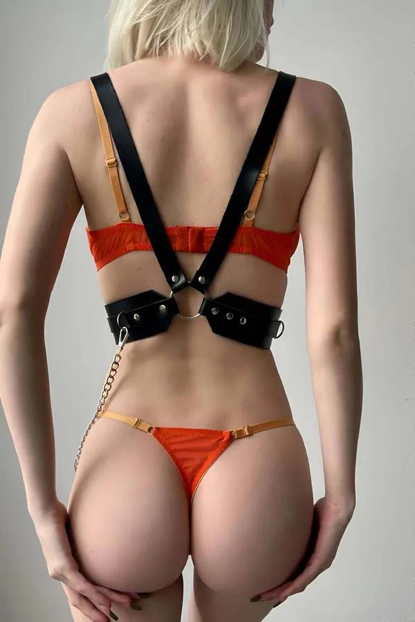 Siyah vegan deri harness arkadan görünüm, gümüş O-ring D-ring ve altın zincir detayı