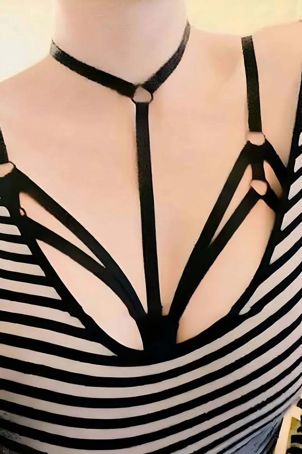 Siyah elastik göğüs harness choker boyunluk ve çoklu yelpaze şerit O-ring bağlantılı