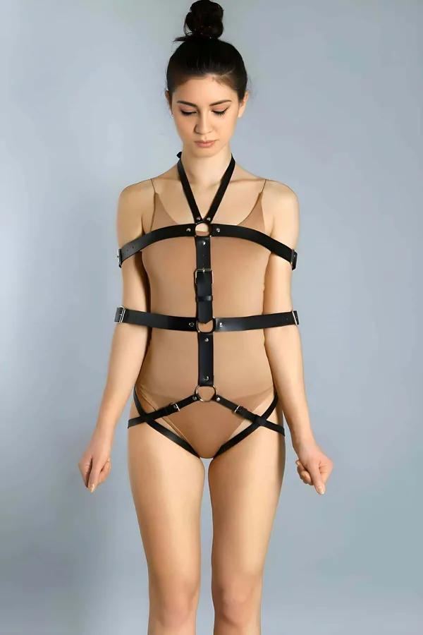 Siyah suni deri tam vücut harness kemeri gümüş O-halka ve toka detaylı S-M-L beden