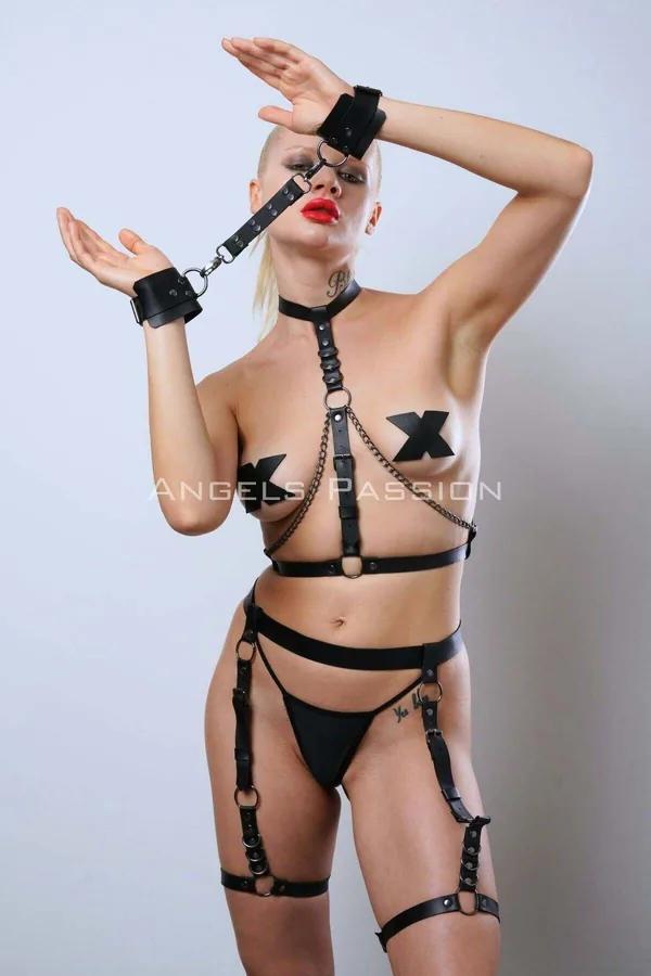 Siyah vegan deri kelepçeli harness set, gümüş O-ring zincirli göğüs harness, bacak askısı ve tanga