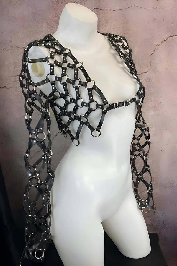 siyah vegan deri altıgen ağ desenli uzun kollu crop harness büstiyer gümüş O-halka ve perçin detayı