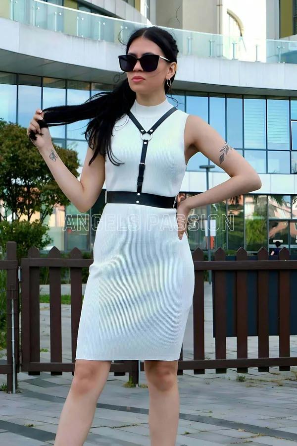 siyah vegan deri vücut harness kemeri gümüş O-ring göğüs şeridi ve geniş bel bandı beyaz elbise üzerinde