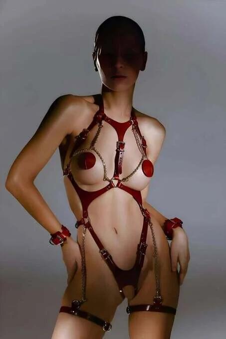 Bordo vegan deri body harness altın zincir ve bilek kelepçeli dört parçalı fantazi takım