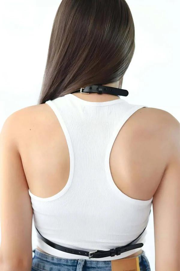 siyah vegan deri kafes elbise kemeri gümüş tokalı göğüs harness krem elbise üzerine giyimli