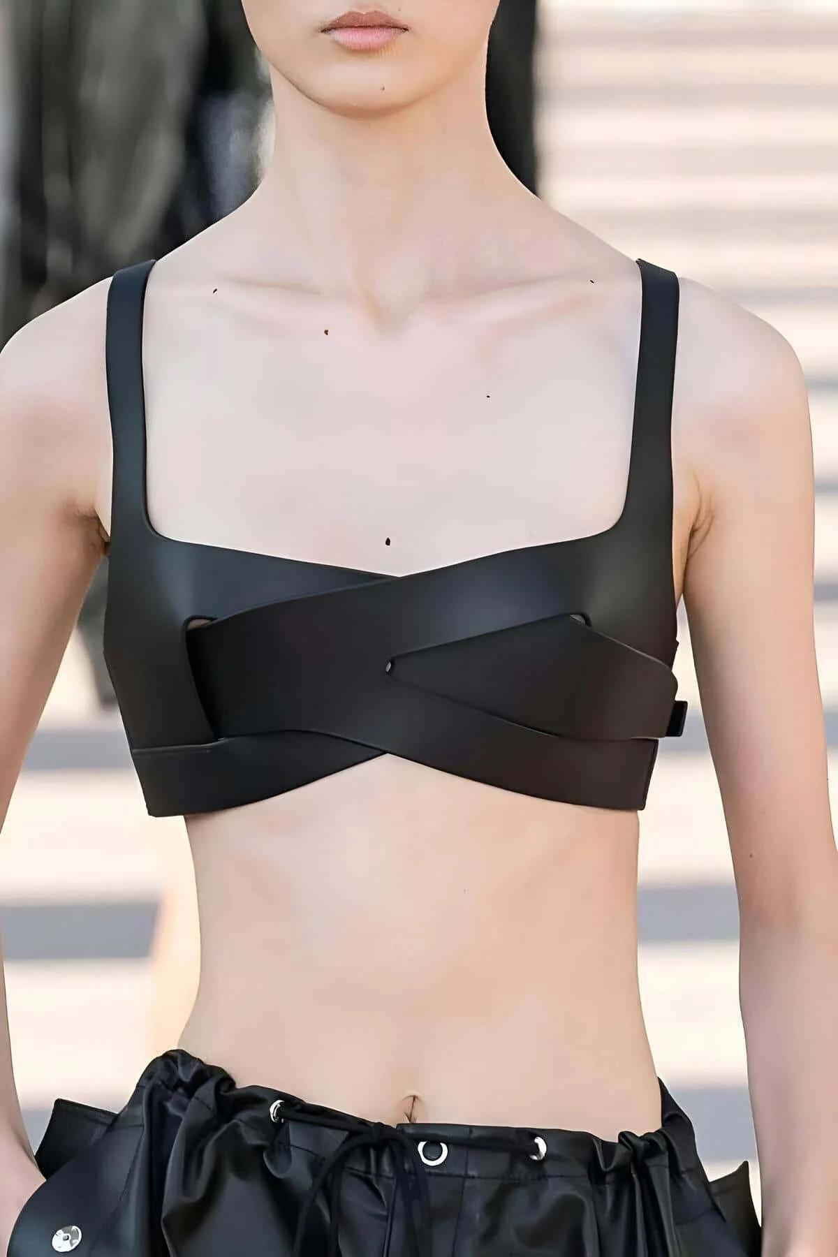 siyah mat vegan deri göğüs harness bra çapraz X bantlı kare yaka yapısal sütyen