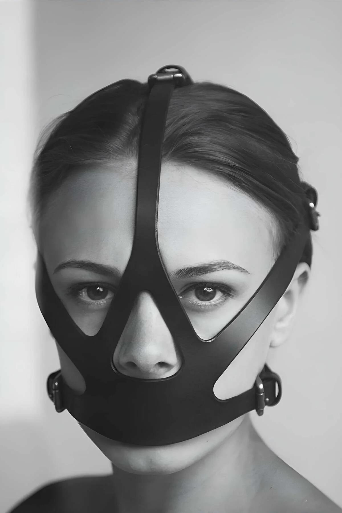 siyah vegan deri fantazi ağız maskesi çapraz şerit panel alın bandı ve metal O-halkalar kadın modelinde