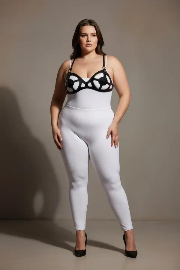 Büyük beden siyah vegan deri kafes kesimli göğüs harness, beyaz bodysuit üzerinde tam vücut görünümü
