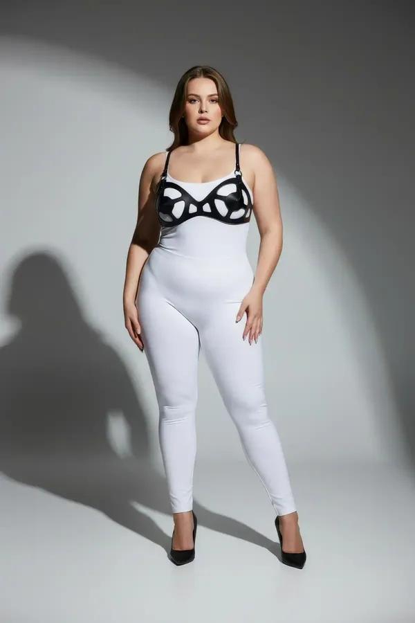 Büyük beden siyah vegan deri kafes kesimli göğüs harness, beyaz bodysuit üzerinde tam vücut görünümü