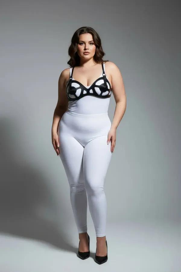 Büyük beden siyah vegan deri kafes kesimli göğüs harness, beyaz bodysuit üzerinde tam vücut görünümü