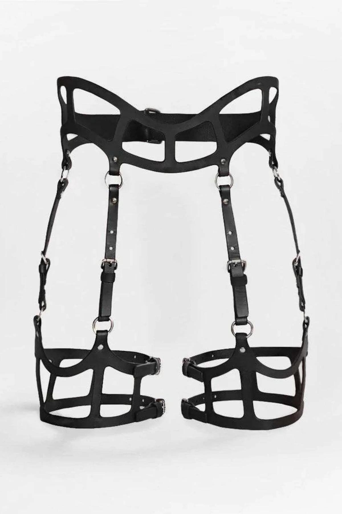 Siyah vegan deri gotik jartiyer harness, kelebek kesimli bel bandı ve uyluk kafes çerçevesi gümüş O-ring detaylı