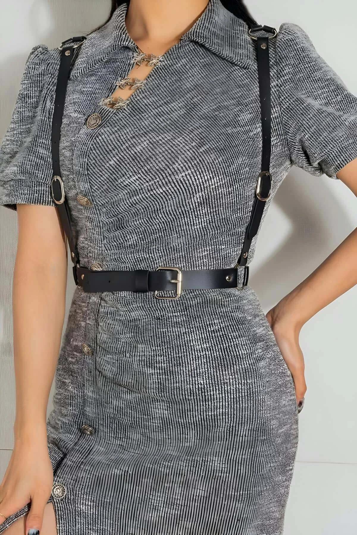 Siyah vegan deri bel kemeri harness üçgen detaylı gümüş metal toka giysi üzeri elbise kombini