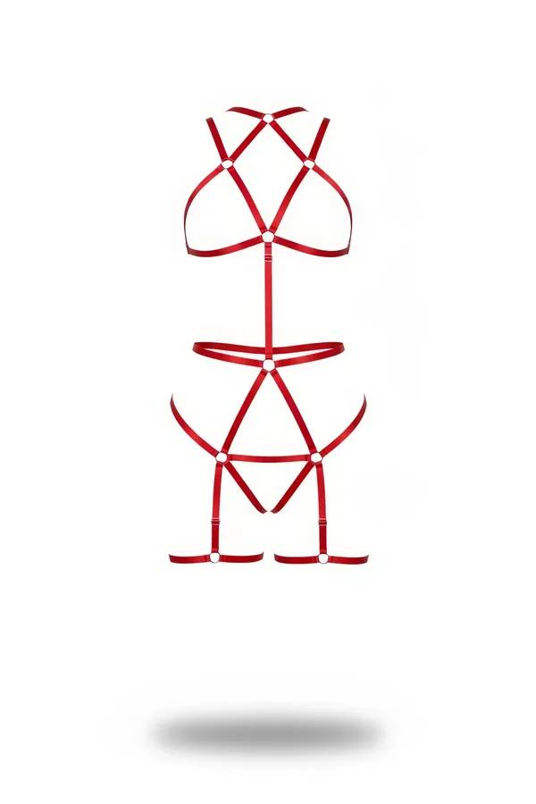 Kırmızı saten şeritli body harness beyaz metal halka detaylı göğüs bel bacak tam vücut geometrik bant tasarımı