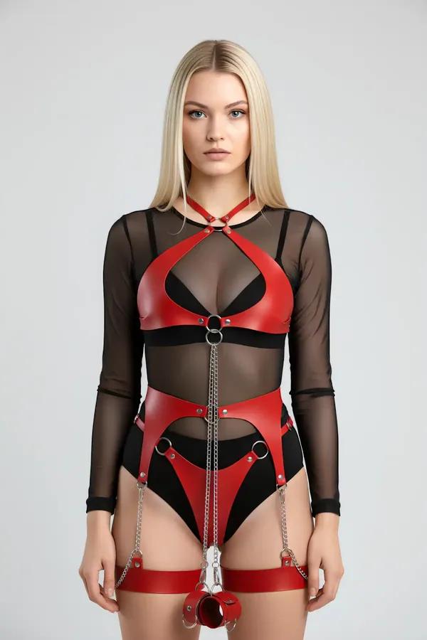 Kırmızı suni deri harness takım gümüş zincir ve O-halka detaylı tam vücut kemeri siyah mesh body üzerinde
