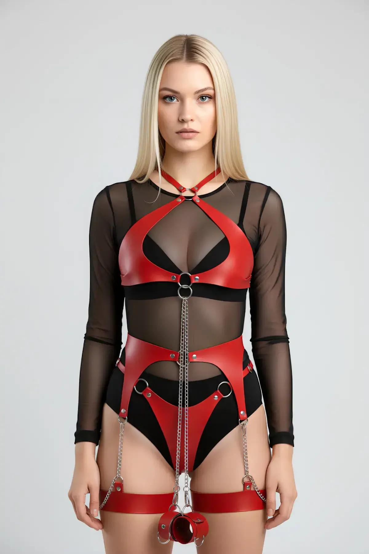 Kırmızı suni deri harness takım gümüş zincir ve O-halka detaylı tam vücut kemeri siyah mesh body üzerinde