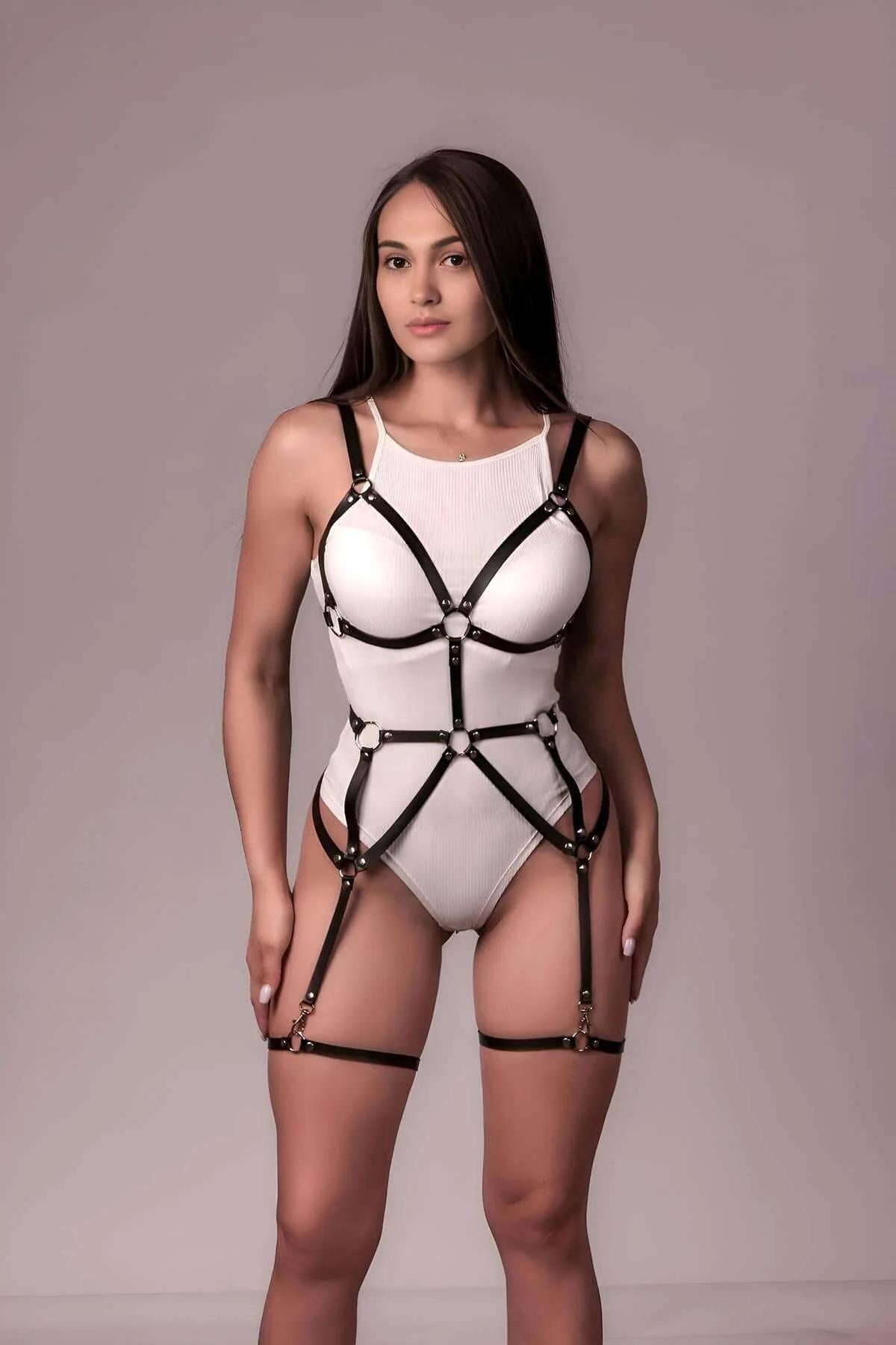 siyah vegan deri full body harness göğüs O-ring çapraz askı bacak jartiyer bantlı altın metal detay