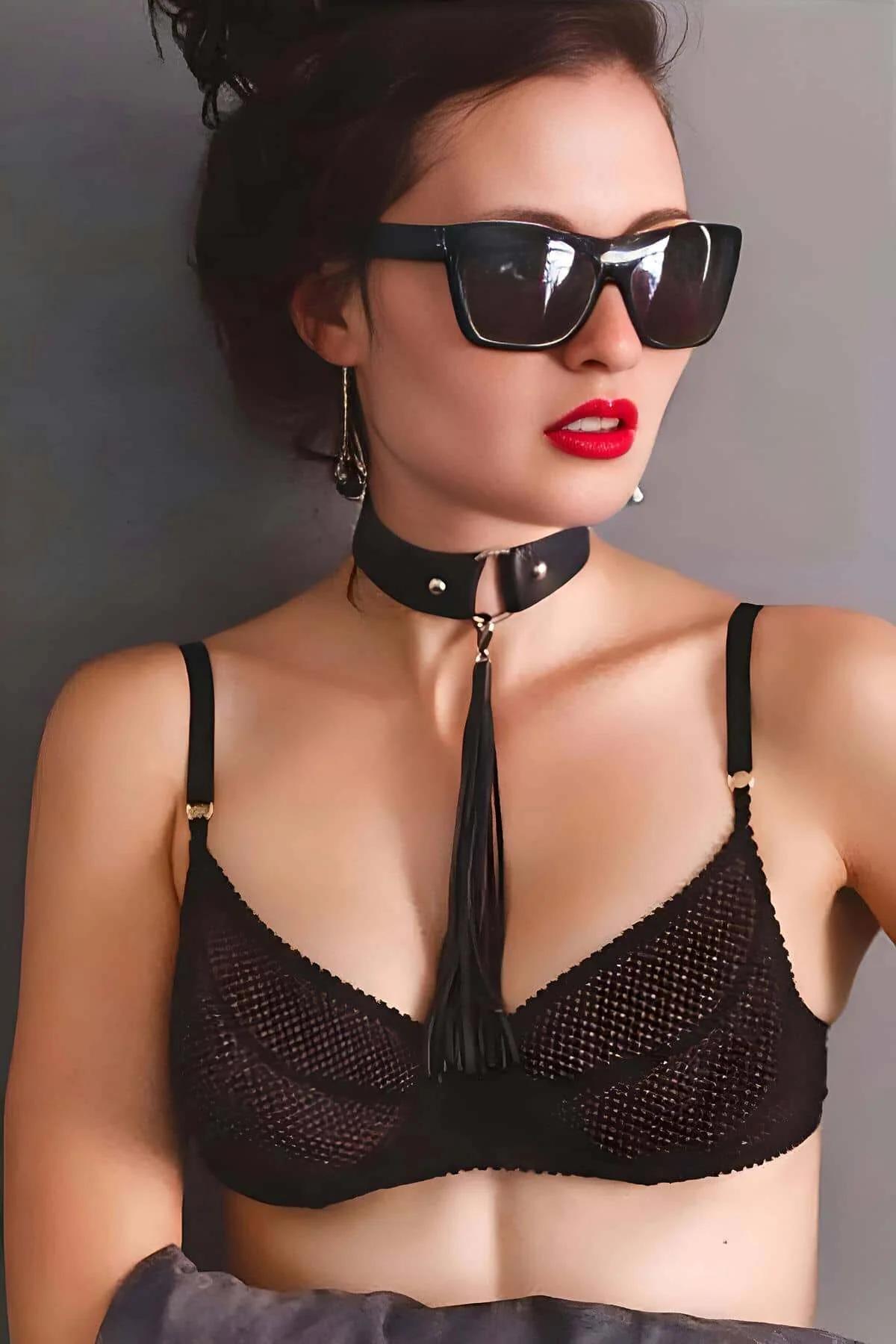 püsküllü siyah vegan deri choker altın D-halka ve uzun siyah deri püskül detaylı tasma kolye