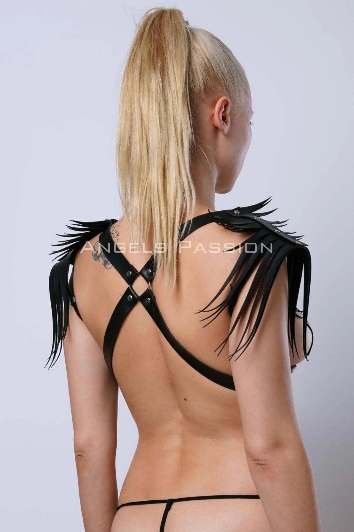 siyah vegan deri püsküllü omuz göğüs harness çapraz sırt şerit metal perçin detayı