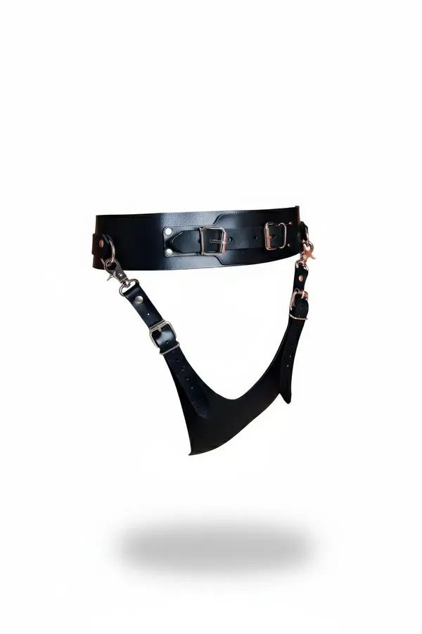 siyah vegan deri geniş kemerli tokalı tanga külot, krom metal toka ve rose gold karabina halka detayı