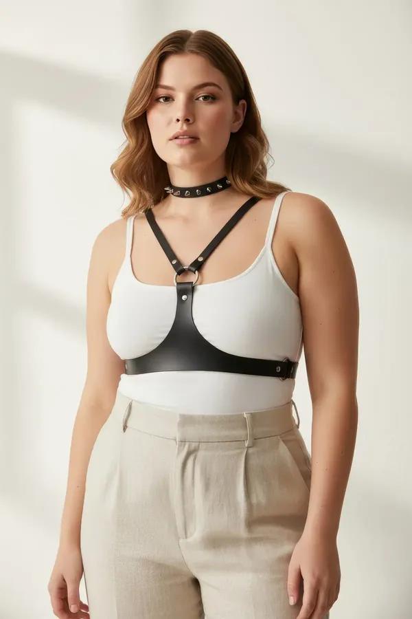 büyük beden siyah zımba detaylı vegan deri harness choker ve O-ring tokası ile vücut aksesuarı