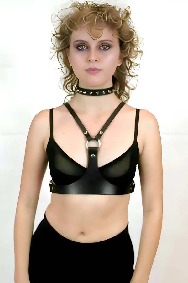 Siyah vegan deri göğüs harness gümüş O-halka ve çivili boyun tasması set kadın üzerinde