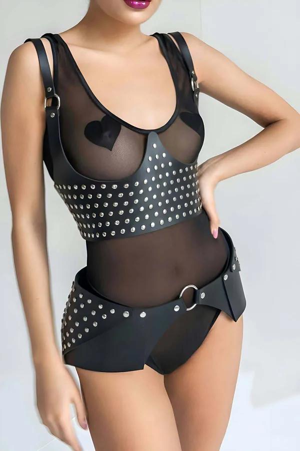 Perçinli siyah vegan deri harness bandı ve kemer takımı, gümüş D-halka metal donanım