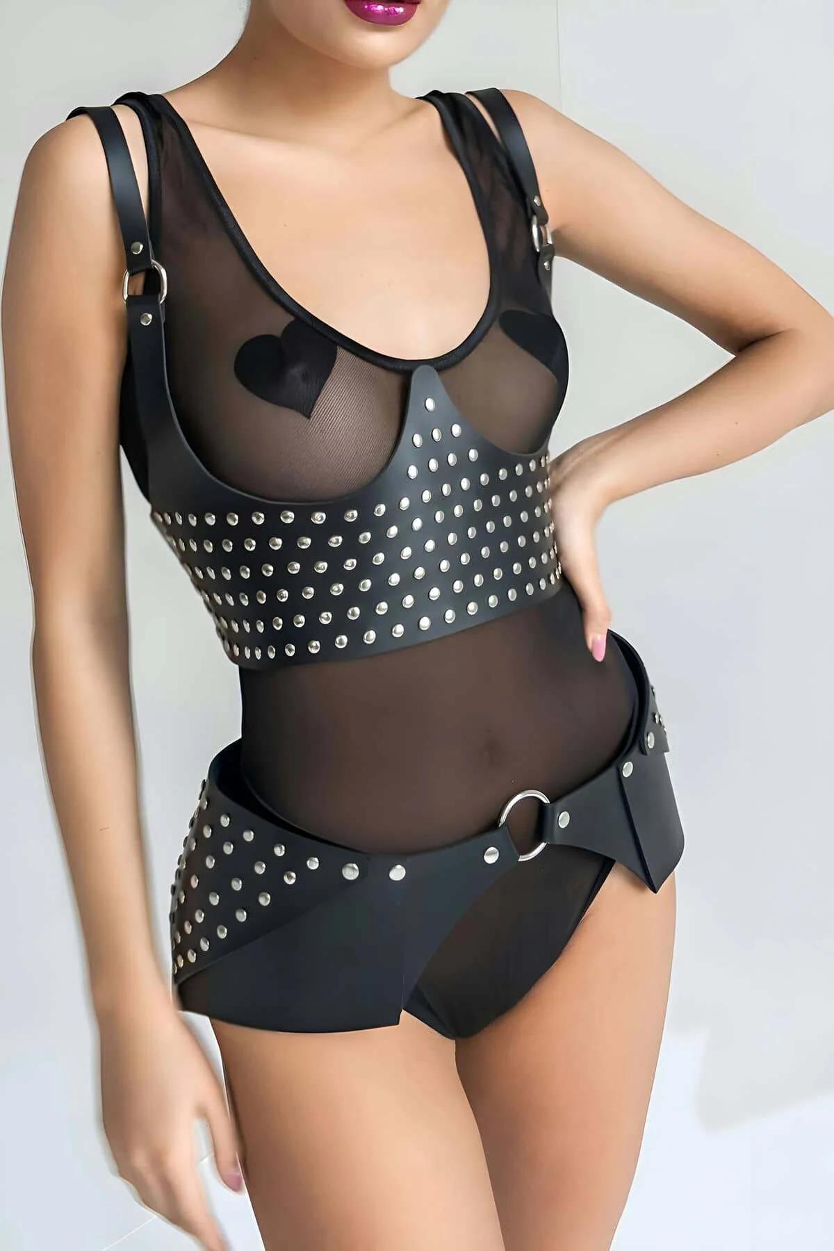 Perçinli siyah vegan deri harness bandı ve kemer takımı, gümüş D-halka metal donanım